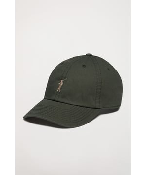 Baseballkappe mit sechs Einsätzen, hergestellt aus Baumwollköper. Mit verstellbarer Schnalle auf der Rückseite mit eingraviertem Detail von Polo Club. Durchmesser ca. 50 bis 60 cm. Borte mit dem Markenlogo auf der Innenseite der Nähte und Polo Club Etikett. Vorgekrümmter Schirm. Rigby Go Logo-Stickerei in Kontrastfarbe.