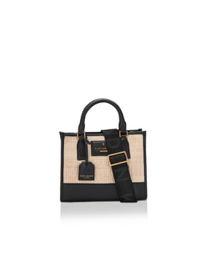 This Small Chiswick Tote bag from Kurt Geiger features a woven wicker exterior with black leather trims. There is antiqued brass hardware and micro eagle head on the front. Dimensions: 19cm (H), 24cm (L), 19cm (D) Strap length: 131cm