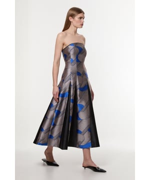 Architectural influences, brought to life through print; Karen Millen presents a new collection in collaboration with Amelia Graham. Feel elevated in our tall midi dress, with a universally flattering silhouette, a long skirt that creates flowing movement, and pleated detailing at the dropped waist. Style this dress with strappy heels for looks that go from prom nights to wedding guest days. Amelia Graham Tall Printed Tailored Bandeau Prom Dress Striking Geometric Print Flattering Fit and Flare Silhouette Bandeau Neckline Flared, Pleated Skirt Figure Flaunting Dropped Waistline Zip Fastening in Back Expertly designed for those 5'10" and above, our Tall pieces are perfectly proportioned for a taller frame using longer lengths. Browse this seasons tall dresses or discover the full range of tall clothing now.