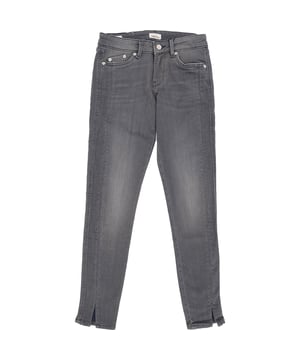 Upgrade your denim collection with the Pepe Jeans Pixi High Waisted Skinny Jeans in a sleek grey shade. Made from a blend of 98% cotton and 2% elastane, these jeans offer a comfortable and stretchy fit. The high-waisted design provides a flattering silhouette, while the skinny cut ensures a modern and stylish look. Perfect for any occasion, these versatile jeans can be dressed up or down to suit your style. Add these chic and timeless jeans to your wardrobe for a go-to piece that combines comfort and fashion.