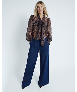 Relaxed straight fit, Baggy leg, Denim fabric, Button and zip fastening