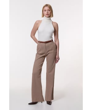 Experience elevated tailoring in a pair of straight leg trousers, featuring a flattering, flared fit and a geometric pattern. The sleek design makes them easy to style with anything, from a blazer for a formal look, or with a T-shirt and trainers for a more laid back approach. Jacquard Tailored Flared Straight Leg Trouser Comfortable High Waistline Flattering Straight Leg Fit with Subtle Flared Detail Subtle Geometric Pattern Sleek, Minimal Design