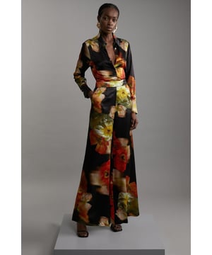 Experience sleek tailoring in a pair of flared trousers, with a flattering, flared fit and a comfortable high waistline. The vibrant floral print makes a statement, ideal for elevated evening plans and days that require something a little extra. Style it with anything, from a blouse and blazer for an office outfit ideal for big meeting days, or with a T-shirt and trainers for a more laid back approach. Floral Satin Woven Flared Trouser High Quality, Smooth Satin Fabric Comfortable, Relaxed Fit Comfortable High Waistline Statement, Subtle Flared Fit Bold Floral Print Pocket Accents