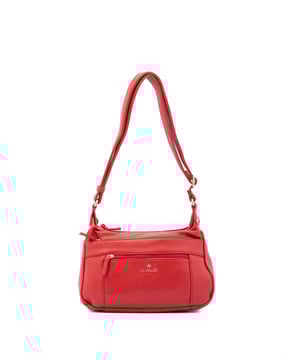 Bolso bandolera para mujer. El cierre es con cremallera. Los bolsillos internos son uno con cremallera y dos abiertos. Los bolsillos externos son dos delanteros con cremallera y uno trasero con cremallera. Falta la correa para el hombro. El asa es regulable en ecopiel. Hay dos compartimentos internos. El material exterior es ecopiel. Internamente está forrado en poliéster. Medidas: 30x20x10 cm. Producto de moda
