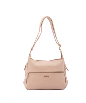 Bolso bandolera para mujer. El cierre es con cremallera. Los bolsillos internos son uno con cremallera y dos abiertos. Los bolsillos externos son uno en la espalda con cremallera. Falta la correa para el hombro. El asa es regulable en ecopiel. Hay dos compartimentos internos. El material exterior es ecopiel. Internamente está forrado en poliéster. Medidas: 35x26x11 cm. Producto de moda