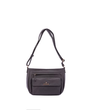 Bolso bandolera para mujer. El cierre es con cremallera. Los bolsillos internos son uno con cremallera y dos abiertos. Los bolsillos externos son uno frontal con cremallera y un bolsillo frontal. Falta la correa para el hombro. El asa es regulable en ecopiel. Hay un compartimento interno. El material exterior es ecopiel. Internamente está forrado en poliéster. Medidas: 28x20x13 cm. Producto de moda