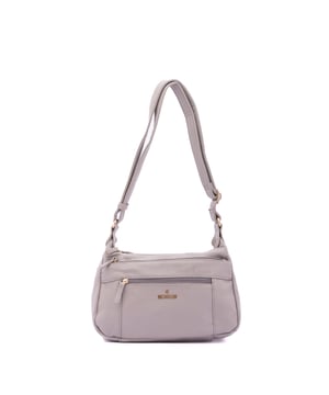 Bolso bandolera para mujer. El cierre es con cremallera. Los bolsillos internos son uno con cremallera y dos abiertos. Los bolsillos externos son dos delanteros con cremallera y uno trasero con cremallera. Falta la correa para el hombro. El asa es regulable en ecopiel. Hay dos compartimentos internos. El material exterior es ecopiel. Internamente está forrado en poliéster. Medidas: 30x20x10 cm. Producto de moda