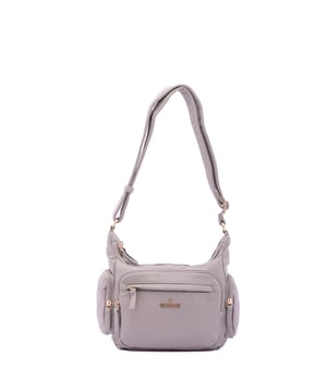 Bolso bandolera para mujer. El cierre es con cremallera. Los bolsillos internos son uno con cremallera y dos abiertos. Los bolsillos externos son dos frontales con cremallera y dos laterales con cremallera. Falta la correa para el hombro. El asa es regulable en ecopiel. Hay dos compartimentos internos. El material exterior es ecopiel. Internamente está forrado en poliéster. Medidas: 26x20x13 cm. Producto de moda