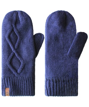 Die Timberland Cable Mitten Women's Navy Handschuhe sind ein kuscheliges und stylisches Accessoire, das Ihre Hände in den kalten Monaten warm hält und Ihrer Wintergarderobe einen modischen Touch verleiht. Das Zopfmuster-Design dieser Fäustlinge vereint klassischen Stil mit moderner Funktionalität. Wichtige Eigenschaften: Weicher Strickstoff: Hergestellt aus einem bequemen und warmen Strickmaterial, perfekt, um Ihre Hände an kalten Tagen kuschelig warm zu halten. Zopfmuster-Design: Das klassische Zopfmuster verleiht Struktur und einen stylischen, eleganten Look. Fäustlings-Stil: Bietet umfassenden Schutz und Wärme für Ihre Finger und bietet die Möglichkeit, die Fäustlinge auch fingerlos zu tragen – für noch mehr Vielseitigkeit. Timberland-Branding: Dezentes Timberland-Logo für einen unverwechselbaren Stil. Elastische Bündchen: Halten die Fäustlinge sicher an Ort und Stelle und verhindern das Eindringen kalter Luft. Die Timberland Cable Mitten Women's Navy Handschuhe sind perfekt für kaltes Wetter und Outdoor-Aktivitäten. Sie wärmen und stylisch zugleich und sind ein unverzichtbares Winteraccessoire für alle, die es gemütlich und gleichzeitig modisch mögen.