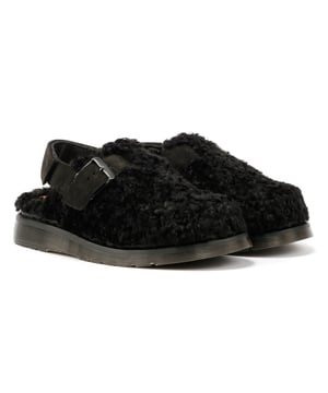 Ervaar comfort en stijl met deze muilezels, deels schoen deels sandaal, voorzien van een lichtgewicht en draagbare borgvoering en zachte suède bovenkant, geplaatst op de klassieke dms-zool. De muilezel is ontworpen voor gemakkelijk dragen met twee verstelbare banden, waardoor een perfecte pasvorm voor elke stap wordt gegarandeerd. De kenmerkende gele stiksels voegen een vleugje stijl toe aan dit veelzijdige schoeisel.