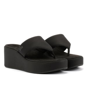 Verhoog je stijl met platform sleehak teenslippers. Met een duurzaam nylon bovenwerk en een zacht microvezel voetbed voor de hele dag comfort. Ontworpen met een slipbestendige rubberen buitenzool voor stabiliteit en grip.