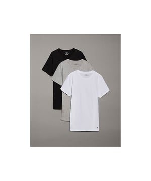 Details

Classic day-to-night loungewear by CK 100% COTTON offers breathable comfort in pure cotton jersey.• cotton jersey• regular fit• crew neckline• short sleeves• Calvin Klein embroidery at the hemcomposition and care:100% cottonmachine washcountry of origin: Bangladesh
LV00NB4051MP1