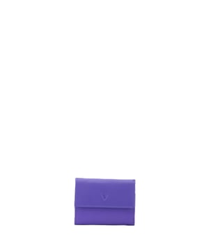 Cartera de mujer. El cierre es con botón de presión. Los bolsillos internos son tarjeteros para billetes y monedas. Los bolsillos externos son uno en la parte trasera con botón a presión. Falta la correa para el hombro. Falta el mango. Hay dos compartimentos internos. El material exterior es ecopiel. Internamente está forrado en poliéster. Medidas: 10x7,5x2 cm. Producto de moda