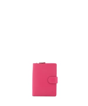 Cartera de mujer. El cierre es con botón de presión. Los bolsillos internos son uno con cremallera, tarjetero y porta billetes. Los bolsillos externos están ausentes. Falta la correa para el hombro. Falta el mango. Hay tres compartimentos internos. El material exterior es ecopiel. Internamente está forrado en poliéster. Medidas: 13x9,5x4 cm. Producto de moda