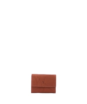 Cartera de mujer. El cierre es con botón de presión. Los bolsillos internos son tarjeteros para billetes y monedas. Los bolsillos externos son uno en la parte trasera con botón a presión. Falta la correa para el hombro. Falta el mango. Hay dos compartimentos internos. El material exterior es ecopiel. Internamente está forrado en poliéster. Medidas: 10x7,5x2 cm. Producto de moda