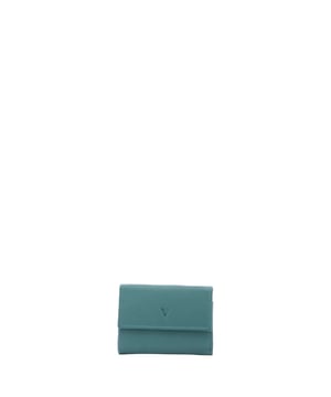 Cartera de mujer. El cierre es con botón de presión. Los bolsillos internos son tarjeteros para billetes y monedas. Los bolsillos externos son uno en la parte trasera con botón a presión. Falta la correa para el hombro. Falta el mango. Hay dos compartimentos internos. El material exterior es ecopiel. Internamente está forrado en poliéster. Medidas: 10x7,5x2 cm. Producto de moda
