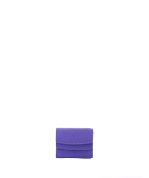 Cartera de mujer. El cierre es con botón de presión. Los bolsillos internos son tarjeteros para billetes y monedas. Los bolsillos externos están ausentes. Falta la correa para el hombro. Falta el mango. Hay dos compartimentos internos. El material exterior es ecopiel. Internamente está forrado en poliéster. Medidas: 9x8x2 cm. Producto de moda