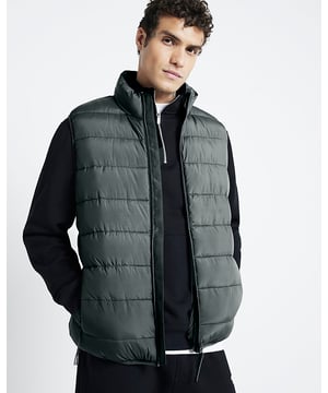 Regular fit, Quilted, Side slip pockets, High neck, Sleeveless, Zip fastening