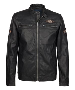 Bikerjacke aus Kunstleder mit Reißverschluss, zwei Seitentaschen, zwei Brusttaschen mit Reißverschluss und einem Petrol-Badge auf Ärmel und Brust. Das Innenfutter besteht aus 100 % recyceltem Polyester. Petrol-Badge auf Ärmel und BrustReißverschlussSide und BrusttaschenJacken-Außenseite: 100 % PolyurethanInnenfutter: 100 % recyceltes Polyester