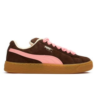 Erleben Sie zeitlosen Stil mit dem PUMA Suede XL Lace in edlem Bordeauxrot. Diese casual Damen-Sneaker verbinden Komfort und Eleganz durch ihr weiches Veloursleder-Obermaterial und die charakteristischen breiten SchnÃ¼rsenkel. Der gepolsterte Kragen sorgt fÃ¼r ganztÃ¤gigen Tragekomfort, wÃ¤hrend die strapazierfÃ¤hige Gummisohle zuverlÃ¤ssige Bodenhaftung bietet. Diese vom Court-Style inspirierten Klassiker sind perfekt zur Kombination mit Jeans oder Kleidern und Ã¼berzeugen durch ihre Vielseitigkeit, ohne dabei PUMAs bekannte QualitÃ¤t zu vernachlÃ¤ssigen. Ein unverzichtbares Garderoben-Basic, das gekonnt Retro-Charme mit zeitgemÃ¤ÃŸer SensibilitÃ¤t verbindet.