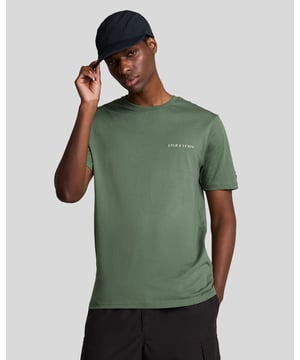Unser Lyle & Scott-Schriftlogo wurde ursprünglich als Alternative zu unserem charakteristischen Steinadler entworfen und verleiht vielen unserer Essentials einen Hauch von Retro. Dieses T-Shirt ist aus weichem Baumwolljersey für eine bequeme Passform geschnitten und auf der Brust mit dem Symbol bestickt. – Rundhalsausschnitt – Kurze Ärmel – Lyle & Scott-Schriftlogo – Zusammensetzung: 100 % Baumwolle