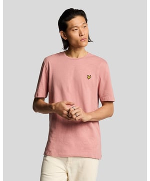Das Lyle & Scott Cotton Slub T-Shirt ist eine zeitlose Silhouette aus neuen Materialien und wurde von den britischen Küstengemeinden inspiriert. Das 100 % Baumwoll-Slub-Material sorgt für eine robuste Textur, während der gerippte Kragen und die detailreichen Nähte dieses T-Shirt zu einem vielseitigen Begleiter machen, der perfekt zu Jeans oder Chinos passt. Mit dem charakteristischen Golden Eagle.
