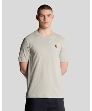 Das Lyle & Scott Cotton Slub T-Shirt ist eine zeitlose Silhouette aus neuen Materialien und wurde von den britischen Küstengemeinden inspiriert. Das 100 % Baumwoll-Slub-Material sorgt für eine robuste Textur, während der gerippte Kragen und die detailreichen Nähte dieses T-Shirt zu einem vielseitigen Begleiter machen, der perfekt zu Jeans oder Chinos passt. Mit dem charakteristischen Golden Eagle.