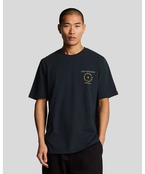 Heben Sie sich stilvoll ab mit dem Lyle Athletic Graphic T-Shirt, einem auffälligen und vielseitigen Stück für Ihre Freizeitgarderobe. Mit auffälligen Grafiken auf Vorder- und Rückseite ist dieses T-Shirt perfekt, um ein Statement zu setzen und gleichzeitig bequem zu sein. - Premium-Stoff: Hergestellt aus hochwertiger Baumwolle für ein weiches, atmungsaktives Tragegefühl. - Dynamisches Design: Mit einem minimalistischen Grafikdruck auf der Vorderseite und einer auffälligen, sportlich inspirierten Grafik auf der Rückseite. - Charakteristisches Branding: Mit dem kultigen Steinadler-Logo auf dem Ärmel für einen raffinierten letzten Schliff. - Lockere Passform: Die reguläre Passform bietet Bewegungsfreiheit und ganztägigen Tragekomfort. Müheloses Styling: Lässt sich mühelos mit Chinos, Shorts oder Jeans für einen lässig-eleganten Look kombinieren. Dieses T-Shirt vereint modernes Design mit klassischen Elementen und ist somit die erste Wahl für jeden Freizeitausflug.