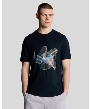 Wir präsentieren das T-Shirt mit 3D-Grafik, eine exquisite Ergänzung unserer Legacy-Kollektion, die mühelosen Stil mit Raffinesse verbindet. Dieses locker geschnittene Shirt aus 100 % Baumwolle besticht durch einen auffälligen Grafikdruck auf der Brust, ergänzt durch einen goldenen, gestickten Adler am linken Ärmelbündchen, was seinen modernen Charme unterstreicht. - Zusammensetzung: 100 % Baumwolle - Passform: Locker - Logo-Branding: Goldener, gestickter Adler - Logo-Branding-Position am Kleidungsstück: Linkes Ärmelbündchen - Vielseitige Styling-Optionen für lässige und schicke Ensembles  Erweitern Sie Ihre Frühlingsgarderobe für Herren mit diesem unverzichtbaren Stück, das sowohl Komfort als auch unverwechselbare Eleganz verkörpert.