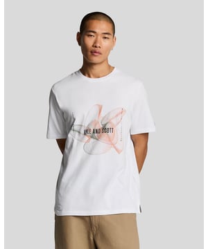 Wir präsentieren das T-Shirt mit 3D-Grafik, eine exquisite Ergänzung unserer Legacy-Kollektion, die mühelosen Stil mit Raffinesse verbindet. Dieses locker geschnittene Shirt aus 100 % Baumwolle besticht durch einen auffälligen Grafikdruck auf der Brust, ergänzt durch einen goldenen, gestickten Adler am linken Ärmelbündchen, was seinen modernen Charme unterstreicht. - Zusammensetzung: 100 % Baumwolle - Passform: Locker - Logo-Branding: Goldener, gestickter Adler - Logo-Branding-Position am Kleidungsstück: Linkes Ärmelbündchen - Vielseitige Styling-Optionen für lässige und schicke Ensembles  Erweitern Sie Ihre Frühlingsgarderobe für Herren mit diesem unverzichtbaren Stück, das sowohl Komfort als auch unverwechselbare Eleganz verkörpert.