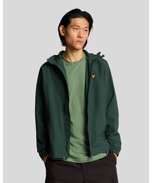 Das Lyle & Scott Cotton Slub T-Shirt ist eine zeitlose Silhouette aus neuen Materialien und wurde von den britischen Küstengemeinden inspiriert. Das 100 % Baumwoll-Slub-Material sorgt für eine robuste Textur, während der gerippte Kragen und die detailreichen Nähte dieses T-Shirt zu einem vielseitigen Begleiter machen, der perfekt zu Jeans oder Chinos passt. Mit dem charakteristischen Golden Eagle.
