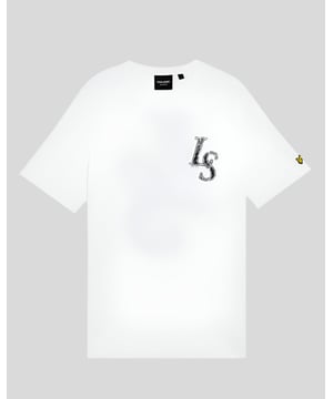 Wir präsentieren das Emblem Graphic T-Shirt, ein herausragendes Stück aus unserer renommierten Frühjahrskollektion für Herrenmode. Dieses edle Kleidungsstück verkörpert mit seiner entspannten Passform modernen Stil und besteht aus 100 % hochwertiger Baumwolle. Mit einem elegant gestickten goldenen Adler-Detail am linken Ärmelbündchen setzt dieses T-Shirt ein dezentes und dennoch markantes Statement, das durch einen auffälligen Aufdruck auf der Rückseite noch verstärkt wird. - 100 % Baumwolle für ultimativen Komfort - Lockere Passform für bequemes Tragen - Goldenes gesticktes Adler-Logo für ein raffiniertes Branding - Vielseitiger Style für legere und elegante Anlässe Erweitern Sie Ihre Garderobe mit diesem unverzichtbaren Stück – perfekt für die Frühlingsgarderobe des anspruchsvollen Gentlemans.