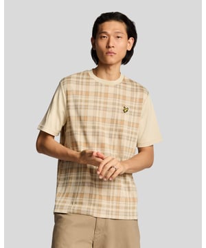 Wir präsentieren das Spring Tartan T-Shirt, ein besonderes Stück unserer Legacy-Reihe, das Eleganz und Lässigkeit verkörpert. Dieses T-Shirt mit entspannter Passform besteht aus 70 % Polyester, 27 % Viskose und 3 % Elastan und besticht durch das harmonische Zusammenspiel von kontrastierenden Ärmeln und Ausschnitt. Damit ist es ein Must-have für jede elegante Freizeitgarderobe. - Luxuriöse Stoffzusammensetzung für Komfort und Atmungsaktivität - Lockere Passform für mühelosen Style - Goldenes gesticktes Adlerlogo für einen Hauch von Eleganz - Vielseitig einsetzbar für Lagenlooks oder solo - Die perfekte Ergänzung für Ihre Frühlingskollektionen Dieses T-Shirt verkörpert die Essenz moderner Herrenmode und wertet Ihre saisonale Garderobe mit seinem zeitlosen Charme auf.