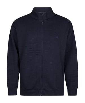 Lässige Strickjacke mit geripptem Design und Logo-Emblem auf der Brust. Diese Strickjacke hat einen hochgestellten Kragen, zwei Seitentaschen in Hüfthöhe und einen Reißverschluss. Hergestellt aus 55 % Baumwolle und 45 % Polyester.  Erhältlich in den Größen 3XL bis 6XL. Lässige StrickjackeGroße GrößeRippendesignLogo auf der BrustReißverschlussSeitentaschen on hipsStehkragen55 % Baumwolle, 45 % Polyester