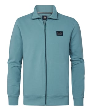 Ga voor een veelzijdige en comfortabele look met dit stijlvolle logo vest. Gemaakt van een zachte, lichtgewicht sweatstof, bestaande uit 95% katoen en 5% elastaan. Het logo-embleem op de borst geeft het vest een subtiele, stoere touch, terwijl de rits zorgt voor praktisch gebruiksgemak. Dankzij de regular fit en de lichte stof is dit vest ideaal voor zowel binnen als buiten, en gemakkelijk te combineren met elke outfit. Logo vestRegular fitRitssluitingOpstaande kraagLichtgewicht sweatstof95% katoen, 5% elastaan