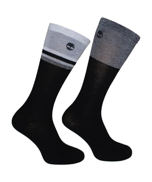Die Timberland 2er-Pack Multi Stripe Multicolour Herrensocken sind eine stylische und bequeme Ergänzung für Ihre Alltagsgarderobe. Mit ihrem kräftigen Streifenmuster und den hochwertigen Materialien vereinen diese Socken Strapazierfähigkeit mit einem fröhlichen, lebendigen Look. Wichtige Eigenschaften: Weiche Baumwollmischung: Sorgt für Komfort, Atmungsaktivität und Feuchtigkeitstransport, um die Füße trocken und frisch zu halten. Elastische Fußgewölbeunterstützung: Sorgt für eine bequeme und stützende Passform und hilft, Fußermüdung beim Tragen zu reduzieren. Verstärkte Ferse und Zehen: Sorgt für zusätzliche Strapazierfähigkeit an stark beanspruchten Bereichen und sorgt für lange Lebensdauer. Auffälliges Multi-Streifen-Design: Das bunte Streifenmuster verleiht Ihren Socken einen Hauch von Style. Elastische Bündchen: Hält die Socken an Ort und Stelle und verhindert, dass sie im Laufe des Tages verrutschen. Timberland-Branding: Das dezente Timberland-Logo verleiht einen charakteristischen Marken-Touch. 2er-Pack: Bietet ein tolles Preis-Leistungs-Verhältnis mit zwei Paar Socken im Multi-Streifen-Design und bringt Abwechslung in Ihre Garderobe. Die Timberland 2er-Pack Multi Stripe Multicolour Herrensocken eignen sich perfekt für den Alltag oder als stylischer Akzent zu Ihrem Outfit. Sie bieten sowohl Komfort als auch ein lustiges Design und sind somit eine großartige Wahl für jeden Anlass.