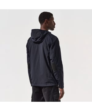 Heren Weekend Offender Valencia zomerjas in marineblauw.- Capuchon met centrale achterverstelling.- Ritssluiting.- Grote zakken met kleine drukknopen op klep.- Rib inzetstukken op mouw.- Verstelbaar intern trekkoord aan zoom.- Drop down mesh masker.- Mesh voering.- WO badge op mouw.- Normale pasvorm.- Shell: 100% Nylon met Polyurethaan Backing. Voering: 100% Polyester.- Ref: JKSS2422NAV