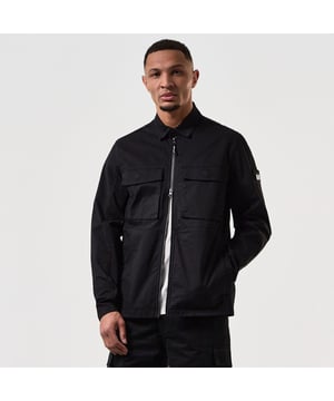 Heren Weekend Offender Formella Dual Pocket Overshirt in zwart.- Kraag met WO merk drukknoop.- Tweeweg ritssluiting middenvoor met WO merk ritstrekker.- Dubbele 3D borstzakken met opnieuw geforceerd stiksel detail.- Verborgen drukknopen op zakflappen.- Zijvakken met verborgen drukknopen.- Binnenzakken.- Manchetten met verstelbare WO drukknoop detail.- Afneembare WO badge op mouw.- Kleding geverfd.- Normale pasvorm.- Ref: OSSS2402BLK