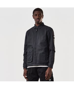 Heren Weekend Offender Vinnie Pocket Overshirt in zwart.- Puntige kraag met drukknoop.- Volledige ritssluiting aan de voorkant met een Weekend Offender merkrits.- Grote klepzak met rits aan de voorkant en twee zijzakken met drukknoop.- Twee grote binnenzakken.- Geborduurde Weekend Offender badge op de mouw.- Branded ventilatiegaten onder de armen.- Elastische mouwboorden.- Normale pasvorm.- Ref: OSSS2401BLK