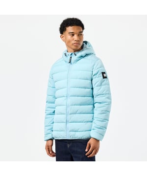 Heren Weekend Offender La Guardia Padded Jacket in lichtblauw.- Verstelbare capuchon met bungee koord.- Ritssluiting aan de voorkant met een Weekend Offender merkrits.- Zakken met ritssluiting aan de voorkant.- Elastische boorden op de mouwboorden en zoom van de capuchon.- Geborduurde Weekend Offender badge op de mouw.- Lichtgewicht vulling.- Normale pasvorm.- 100% Nylon Parachute met Polyurethaan Backing. Voering: 100% Polyester.- Ref: JKAW2402LBL