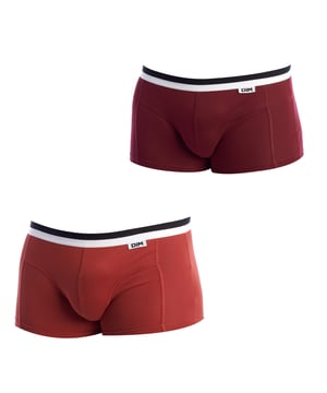 El Pack-2 Boxers DIM Basic tejido transpirable es la opción perfecta para quienes buscan comodidad, funcionalidad y un estilo clásico en su ropa interior. Confeccionados con materiales de alta calidad, estos boxers ofrecen un ajuste cómodo y seguro, adaptándose perfectamente a la figura masculina.

Principales características:
- Tejido transpirable que asegura una excelente circulación de aire, manteniendo frescura y comodidad durante todo el día.
- Cintura elástica que proporciona soporte adicional sin apretar, manteniéndolos en su lugar sin incomodidades.
- Diseño sencillo y elegante, adecuado para cualquier ocasión y fácil de combinar con otros atuendos.
- Colores clásicos que ofrecen versatilidad en el armario masculino.
- Perfectos para el uso diario gracias a su durabilidad y confort.
- Fácil mantenimiento, lo que hace que estos boxers sean una opción práctica para el día a día.
 Composición: 95% Algodón, 5% Elastano
 Cuidados:
Lavar a temperatura máx. 40º.
No usar lejía.
No usar secadora.
No planchar.
No lavar en seco.