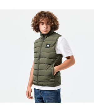 Heren Weekend Offender Gacha Gewatteerd Gilet in groen.- Opstaande kraag.- Volledige ritssluiting middenvoor met rubberen ritstrekker.- Zakken met rits.- Volledig gewatteerd en gewatteerde thermische wattering.- Normale pasvorm.- 100% Nylon Parachute met Polyurethaan achterkant. Voering: 100% Polyester.- Ref: JKAW2404GRN