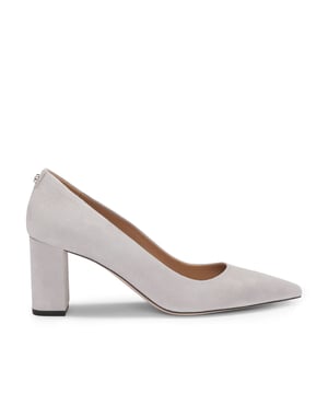 Klassieke dikke puntige pump van suèdeleer. Vrouwelijke stijl met 70 mm hoge hak op de Janet-structuur. Verantwoorde stijl. Nieuw ivy stud detail met BOSS logodetail op de achterkant voor een seizoensgebonden verhaal met accessoires en andere stijlen.