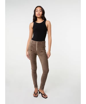 A timeless style just for you. These corduroy trousers are perfect for a night out, styled with pumps or for a uni day, styled with chunky boots.