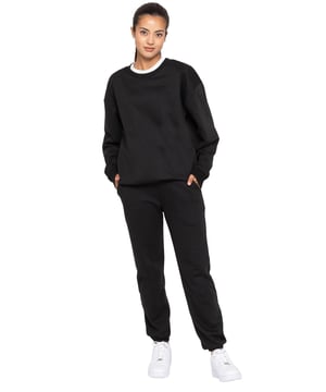 Enzo Women’s Oversized Sweatshirt and Relaxed Fit Joggers. Fashioned in Pure Fabric for Softness and Comfort. Joggers Feature 2 Side Slash Pockets. Brushed Back Inner Fleece Lining. Cuffed Leg Design. Elasticated Waist with drawstrings. Ideal to use for Casual and Work wear.