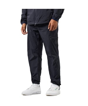 Heren Weekend Offender Guerrero Technical Pants in navy.- Elastische tailleband met verstelbaar trekkoord.- Zakken met omgekeerde Nylon spiraalrits en bungee koord ritstrekkers op dij.- Intern verstelbaar trekkoord in zoom.- Gelede knie.- Normale pasvorm. - Buitenkant: 95% Nylon 5% Elastaan met Polyurethaan achterkant. Voering: 100% Polyester.- Ref: WPAW2408NAV