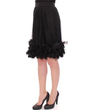 Falda 100% seda  
Nueva con etiquetas  
Parte de la colección MainLine de Dolce & Gabbana  
Color negro  
Cierre de cremallera y botón en la parte posterior  
Detalles con logo y herrajes grabados con el logo  
Hecho en Italia  
Material: 100% Seda