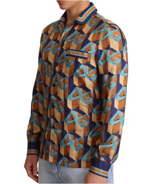 Indrukwekkend Dolce & Gabbana casual shirt  
Blauwe kleur met gouden DG-logo  
Gemaakt van 100% zijde  
Reguliere pasvorm  
Volledige knoopsluiting aan de voorzijde  
Iconische Dolce & Gabbana logo-details  
Gemaakt in Italië  
Materiaal: 100% Zijde  