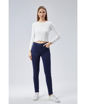 Die sorgfältig gestaltete Openwear-Kollektion von Homestore wurde entwickelt, um Ihren modernen und eleganten Stil bestmöglich zu unterstreichen. Unsere Produkte verbinden Raffinesse mit Komfort und bestehen aus hochwertigen Stoffen, die sich ideal für den Alltag oder besondere Anlässe eignen. Mit ihrer atmungsaktiven und leichten Struktur sind diese Designs für jede Jahreszeit geeignet und bieten vielseitige Styling-Möglichkeiten, wodurch sie zu einem unverzichtbaren Bestandteil Ihrer Garderobe werden.

Homestore verleiht der Modewelt mit seiner Liebe zum Detail und zeitlosen Designs eine einzigartige Note. Unsere Produkte sind mit eleganten Schnitten, modernen Linien und Langlebigkeit gefertigt, um den Stil jeder Frau perfekt zu ergänzen. Von klassisch bis modern bieten diese Stücke Komfort und Ästhetik in einem.