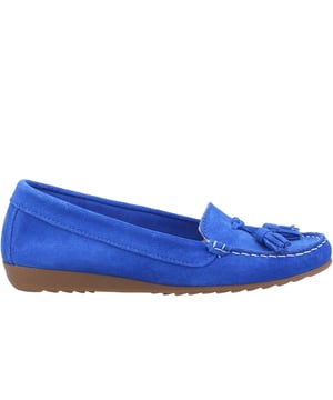 Experience the perfect blend of style and comfort with the Riva Aldons women's loafers. Expertly crafted from luxurious Portuguese suede, these loafers exude sophistication while offering a soft and supple feel. The leather insole ensures a comfortable fit, making them ideal for all-day wear.
Adorned with classic tassel detailing, these loafers add a touch of elegance to any casual ensemble. The durable rubber outsole provides excellent grip, keeping you steady on your feet during those long Summer days. Perfect for pairing with your favorite outfits, the Riva Aldons loafers are a must-have addition to your seasonal wardrobe.
- Leather upper
- Leather insole
- Tassel detailing
- Slip on design
- Cushioned footbed
- Durable rubber outsole
- Riva branding